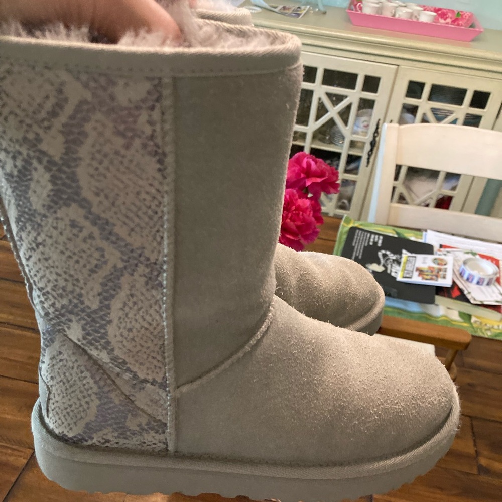 LIKE NEW UGGS!! Girls size 5